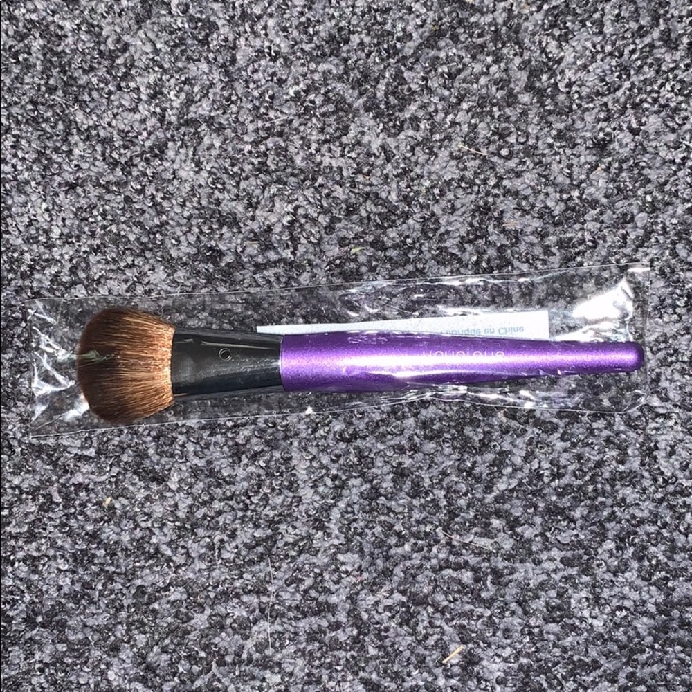 Younique Small Beachfront Brush